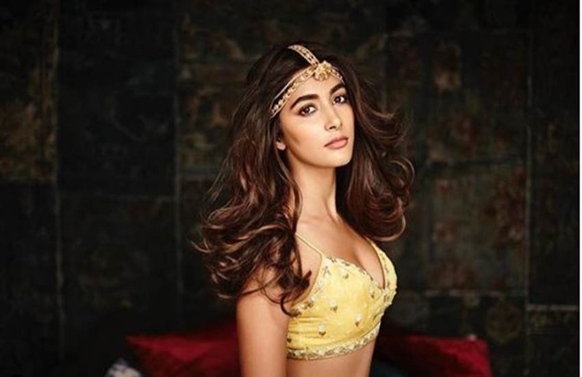 एक्ट्रेस पूजा हेगड़े सोशल मीडिया पर काफी एक्टिव रहती हैं और अक्सर अपने खूबसूरत पिक्चर्स अपलोड करती रहती हैं। उनके इंस्टाग्राम पर तकरीबन 8.8 मिलियन फालोअर्स हैं।
