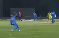 VIDEO: रोहित शर्मा ने फेक फील्डिंग कर थ्रो करने का किया नाटक, अंपायर ने नहीं लिया एक्शन