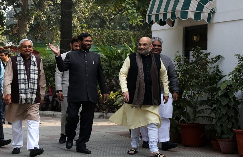 बीजेपी अध्यक्ष अमित शाह और बिहार के मुख्यमंत्री नीतीश कुमार के साथ रामविलास पासवान (बीच में)। (PTI फोटो)