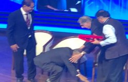 73 साल के नारायणमूर्ति ने 82 साल के रतन टाटा के झुककर छुए पैर, लोगों ने कहा- संस्कार हों तो ऐसे