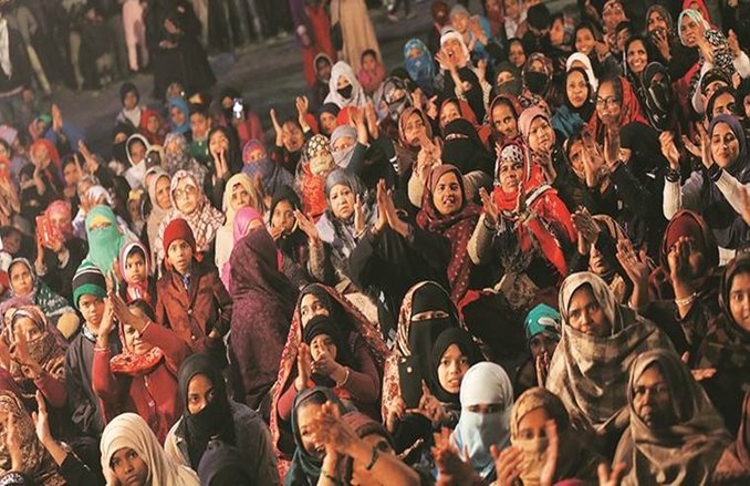 Shaheen Bagh Protest: स्कूली गाड़ियों के लिए खोला रास्ता, बोले- बच्चों के भविष्य की चिंता