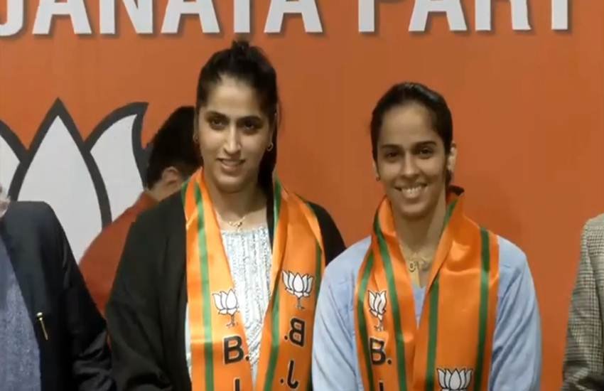 साइना नेहवाल अपनी बहन चंद्रांशु के साथ बीजेपी में शामिल हुई। (Photo: Video Grab/Twitter@Bjp4India)