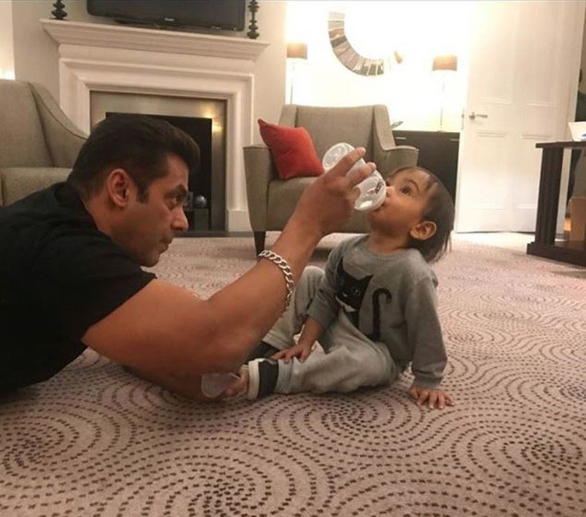सलमान ये एक बहुत ही क्यूट फोटो है जहां वो अपने हाथ से अपने भांजे और आयुष शर्मा-अर्पिता खान के बेटे आहिल को पानी पिला रहे हैं।