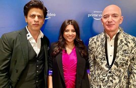 Shahrukh Khan, Shahrukh Khan Met Jeff Bezos, Jeff Bezos, Jeff Bezos in India, Amazon CEO Jeff Bezos, Shahrukh Khan, Amazon Prime Videos, Super Star Shahrukh Khan, Super Star SRK, king Khan Shah rukh, SRK changed his dialogue for Amazon CEO, Shahrulh khan changed dialogue for Jeff Bezos, entertainment news, bollywood news television news