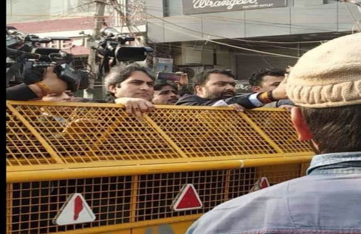 चौधरी मोहम्मद अहमद @Ahmad_Aligarian ने यह तस्वीर अपने टि्वटर अकाउंट पर शेयर की है और लिखा है, "रिजर्व बैंक ऑफ इंडिया ने वो नोट नहीं छापा जो शाहीन बाग की बहनों को खरीद सके।"