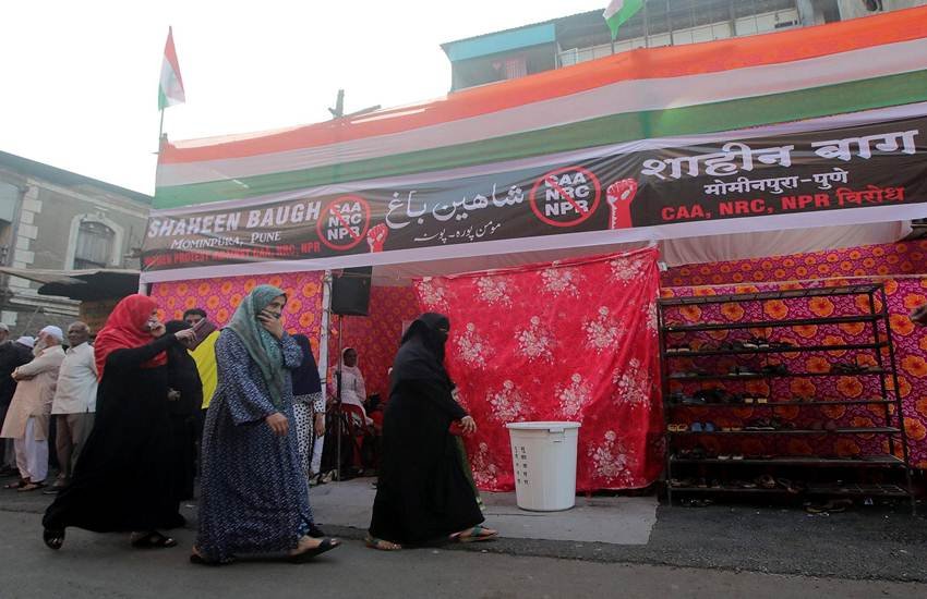 दिल्ली के शाहीन बाग में सीएए के विरोध में धरने पर बैठी महिलाएं। (AP Photo)