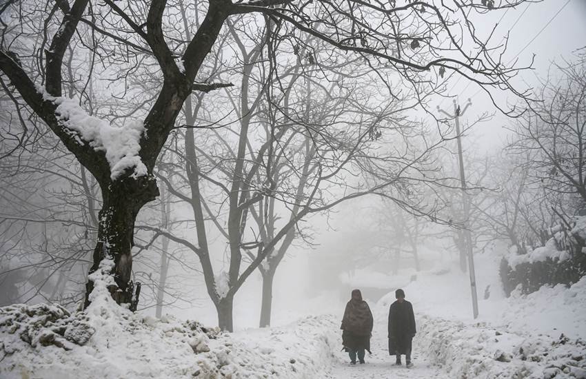 Weather Today LIVE: श्रीनगर में बर्फबारी के बाद सड़कों पर टहलते स्थानीय लोग। (Photo: PTI) Weather Today LIVE: श्रीनगर में बर्फबारी के बाद सड़कों पर टहलते स्थानीय लोग। (Photo: PTI)