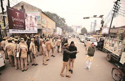 यूपी पुलिस का खेल: दंगाई बता गिरफ्तार किए 73 लोग, रात ढाई बजे FIR, पर 18 घंटे बाद बरामद हुए हथियार वो भी थाने के पास