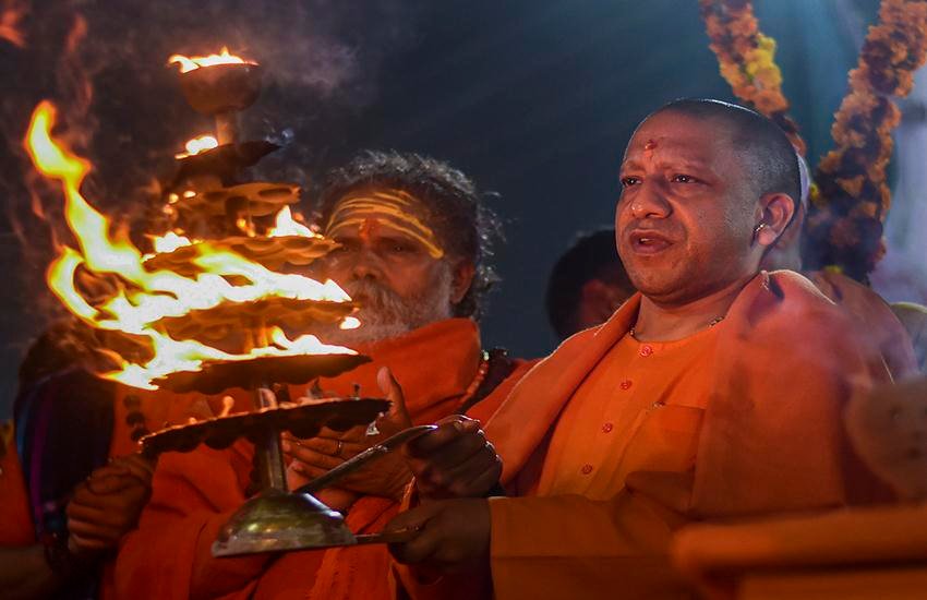 उत्तर प्रदेश के प्रयागराज में संगम पर आरती करते सीएम योगी आदित्यनाथ। (Photo: PTI)