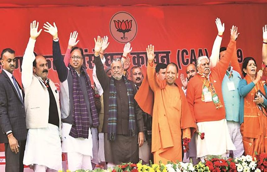 बिहार के गया में उत्तर प्रदेश के मुख्यमंत्री योगी आदित्यनाथ और अन्य नेता। (Express photo by Rakesh Praveer)