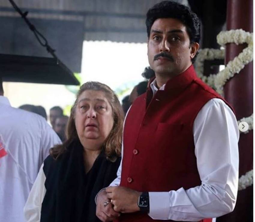 अभिषेक बच्चन भी रितु नंदा के अंतिम दर्शनों के लिये पहुंचे इस फोटो में वो रितु की बहन रीमा कपूर के साथ नजर आ रहे हैं।