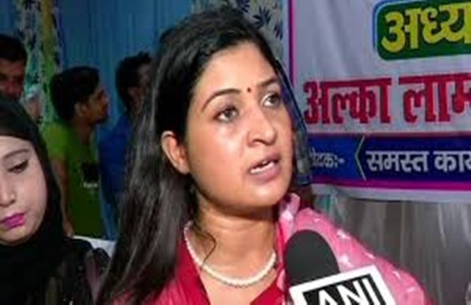 Delhi Election 2020: कांग्रेस उम्मीदवार अलका लांबा ने की आप कार्यकर्ता को थप्पड़ जड़ने की कोशिश, पुलिस खींच कर ले गई साथ, देखें VIDEO