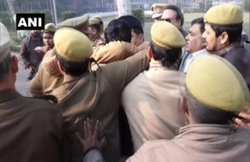 AMU में गणतंत्र दिवस समारोह में लगे ‘VC go back’ के नारे, कुलपति को भाषण देने से रोका; छात्रों का हंगामा