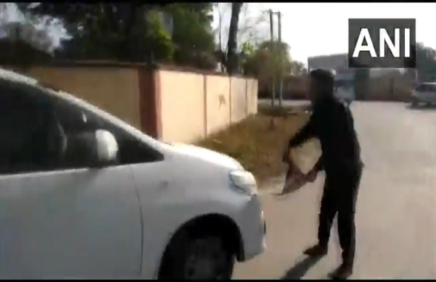 प्रदर्शनकारियों को हटाने में पुलिस के पसीने छूट गए। फोटो सोर्स - वीडियो स्क्रीनशॉट, ANI