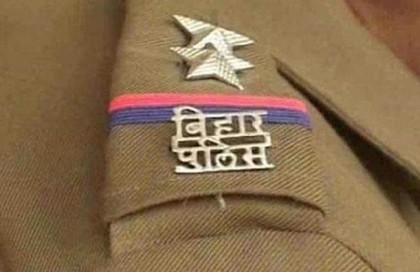 पुलिस ने बड़ी मुश्किल से लोगों को समझाबूझा कर शांत किया। प्रतीकात्मक तस्वीर।
