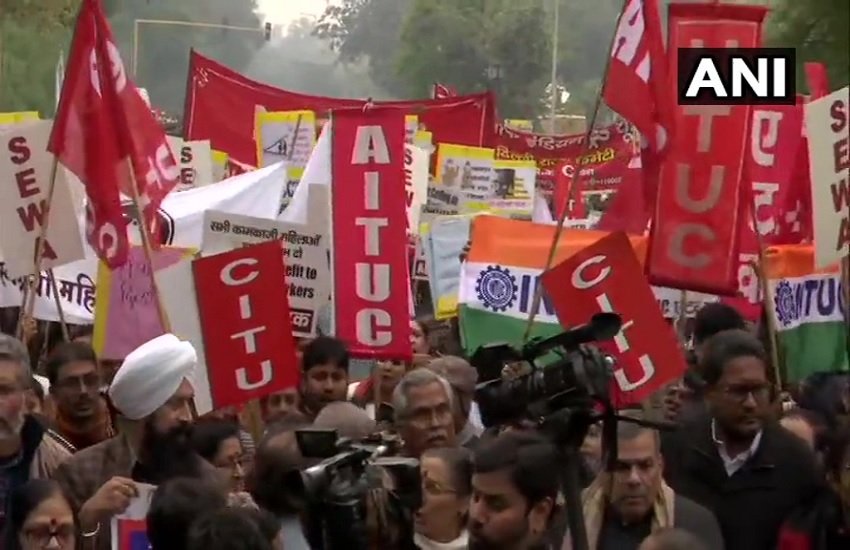 बंगाल में भारत के बंद के दौरान रैली निकालते संगठन, फोटो सोर्स- ANI