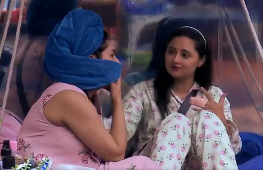 Bigg Boss 13: रश्मि देसाई, सिद्धार्थ शुक्ला की बेस्ट फ्रैंड शहनाज गिल को समझाते हुए