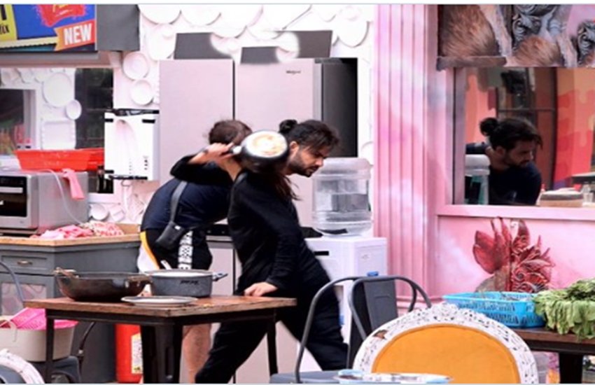 Bigg boss 13, Vishal Aditya Singh, Madhurima Tuli, arti singh, paras chhabra, mahira sharma, salman khan, paras mahira kiss, Rashmi Desai, Sidharth Shukla, Asim Riyaz, Himanshi Khurana, Shefali Jariwala, entertainment news, tv serial