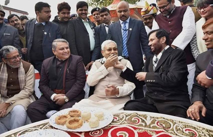 भोज पर नीतीश कुमार और रामविलास पासवान (फाइल फोटो) भोज पर नीतीश कुमार और रामविलास पासवान (फाइल फोटो)