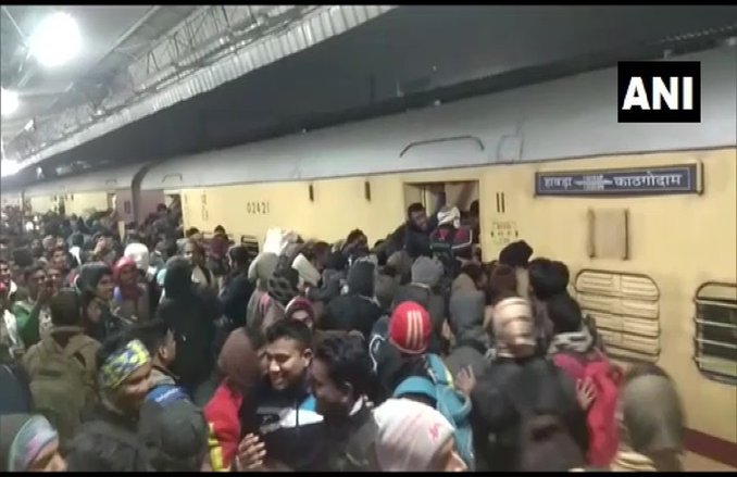 स्पेशल ट्रेन नहीं चलाने से भड़के पुलिस कांस्टेबल के परीक्षार्थी, राजधानी एक्सप्रेस पर फेंके पत्थर, सड़क जाम किया