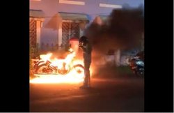 पुलिस ने काटा चालान तो जला दी बाइक, देखें डिलीवरी बॉय के गुस्से का ये वीडियो!