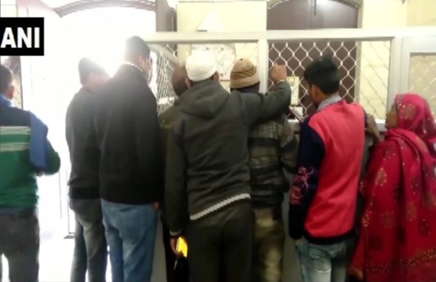 हापुड़ में भी सरकारी कार्यालयों में लोगों की भारी भीड़ देखी गई थी। फाइल फोटो। फोटो सोर्स - ANI