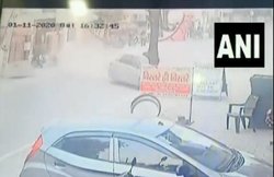 VIDEO: तेज रफ्तार कार का कहर, कार, बाइक-साइकिल को मारी जोरदार टक्कर; 5 लोगों को घायल कर यूं हुआ फरार