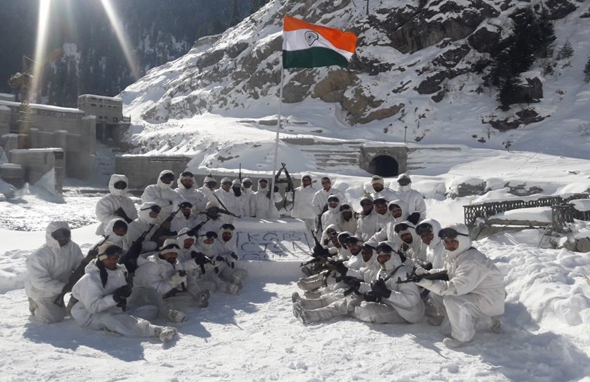 दुर्गम क्षेत्र में तैनात जवानों ने फहराया तिरंगा। फोटो सोर्स - ट्विटर, CISF