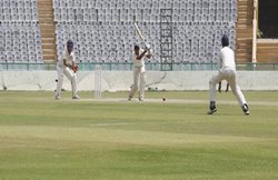 Karnataka: गेंद लपकने के लिए दौड़े 2 खिलाड़ियों में हुई टक्कर, रोमांचक क्रिकेट मैच में प्लेयर घायल