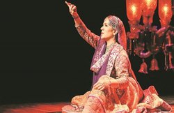 यूपी सरकार के प्रोग्राम में अधूरी रह गई कथक डांसर की परफॉर्मेंस, अधिकारी बोले- कव्वाली नहीं चलेगी