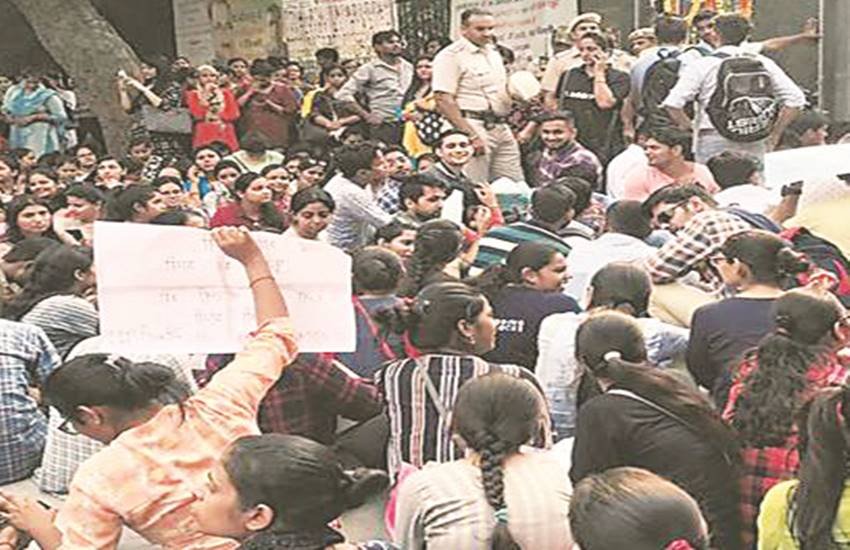 केजरीवाल ने कैबिनेट की आपात बैठक बुलाई और 22 हजार अतिथि शिक्षकों के भविष्य पर बड़ा फैसला लेने का ऐलान किया। केजरीवाल ने कैबिनेट की आपात बैठक बुलाई और 22 हजार अतिथि शिक्षकों के भविष्य पर बड़ा फैसला लेने का ऐलान किया।