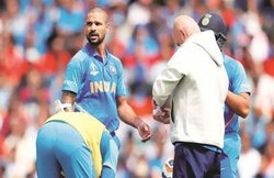 IND vs AUS: फील्डिंग के दौरान शिखर धवन को लगी चोट, ले जाना पड़ा मैदान से बाहर