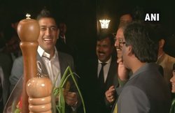 DHONI ने CM हेमंत सोरेन के साथ किया सीटी बजाने का कॉम्पिटिशन, देखें विडियो