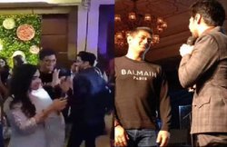 VIDEO: डांस का नाम सुनते ही भागने लगे MS Dhoni, फिर पत्नी साक्षी के साथ स्टेज पर हुए रोमांटिक