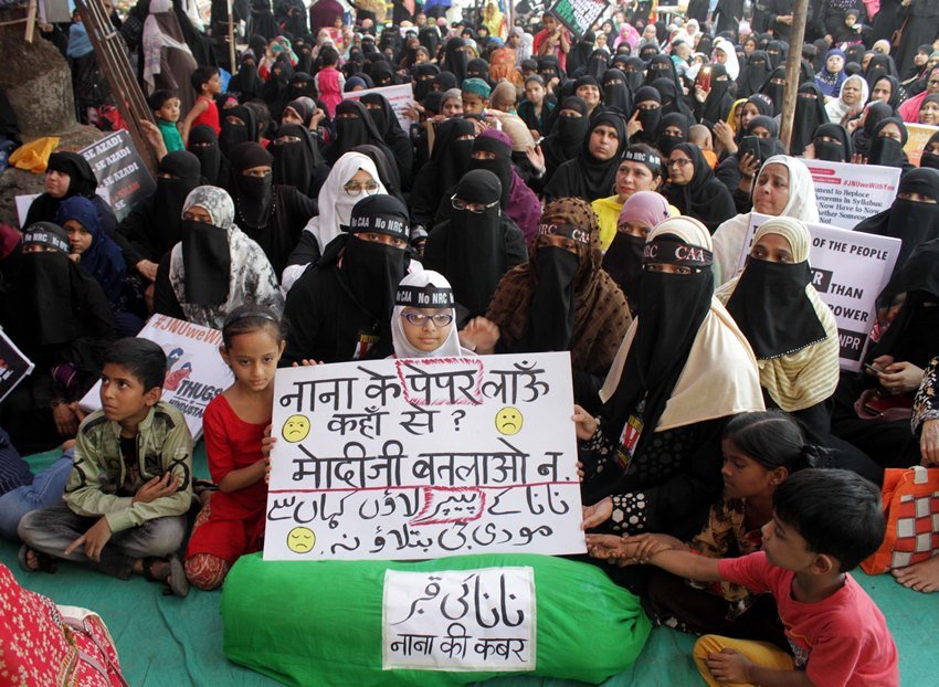 अरशद कुरैशी @zamzamnd ने लिखा, "पांच सौ रुपये गैंग के पास यह शक्ति नहीं है कि वह अपनी सरकार जो रिजर्व बैंक के धन पर चल रही है, उसे काला धन या जन धन दे सके। स्टैच्यू के लिए 3000 करोड़ रुपये खर्च कर दिए गए जबकि लोग अभी भी फुटपाथ और रेलवे स्टेशन पर सो रहे हैं। वक्त आ गया है।" मुंबई में विरोध-प्रदर्शन करती महिलाएं। (Express photo by DEEPAK JOSHI)