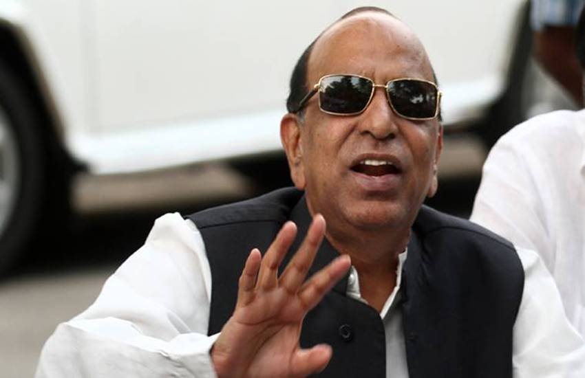 राज्सयसभा में डीपीटी जब बोलने के लिए उठते थे तो बहादुरशाह जफर से शुरू होकर कालिदास के रघुवंश को उद्धृत करते। मजबूत आवाज में संस्कृत के सर्ग से लेकर फैज के शेरों के साथ बात करने वाले नेता थे। 