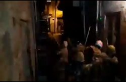 CAA के खिलाफ प्रदर्शन कर रही थीं महिलाएं, पुलिस पर लगा धक्कामुक्की का आरोप, लाठियों से पिटाई का VIDEO Viral