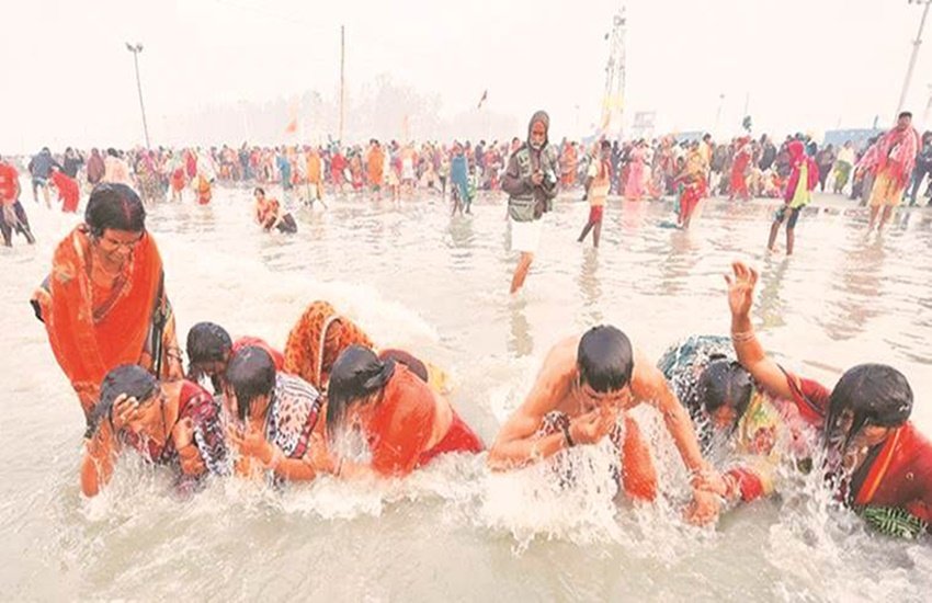 बंगाल के गंगासागर में पवित्र डुबकी लगाने के लिए लोग पहले से ही पहुंचने लगे हैं। (एक्सप्रेस फाइल फोटो)