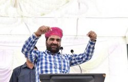 मंच पर भाषण दे रहे MP हनुमान बेनीवाल पर हमला, कॉलर पकड़ घसीटने की कोशिश; आरोपी को लोगों ने धुना