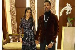 PIC: हाथों में हाथ डाल नताशा संग हार्दिक पंड्या ने मनाया New Year का जश्न, गर्लफ्रेंड को बताया ‘पटाखा’