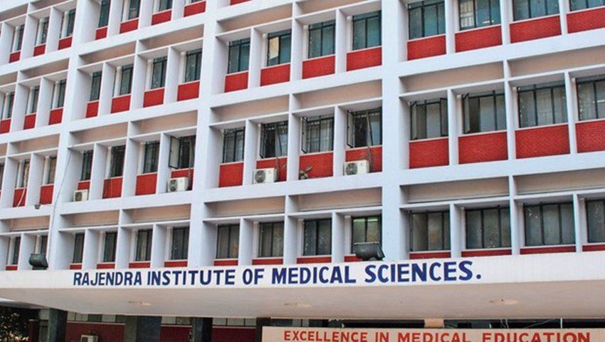 अस्पताल प्रशासन का कहना है कि कुछ समाजसेवी संस्थान मानसिक रूप से विक्षिप्त बेघरों को अस्पताल में छोड़ जाते हैं। अस्पताल का कहना है कि उनके यहां संसाधनों और मानवबल की कमी है जिस कारण वो लोग ऐसे मरीजों पर ध्यान नहीं दे पाते।