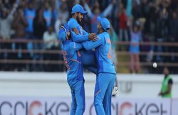 India Vs Australia 2nd ODI: राजकोट में भारत का राज, ऑस्ट्रेलिया को 36 रन से हराकर की धमाकेदार वापसी