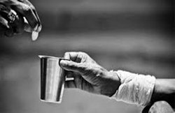 व्हीलचेयर पर घूम रहा था इंदौर का शख्स, पैर में फ्रैक्चर बता बांध रखा था प्लास्टर; पुलिस ने पट्टी खोली तो निकला..