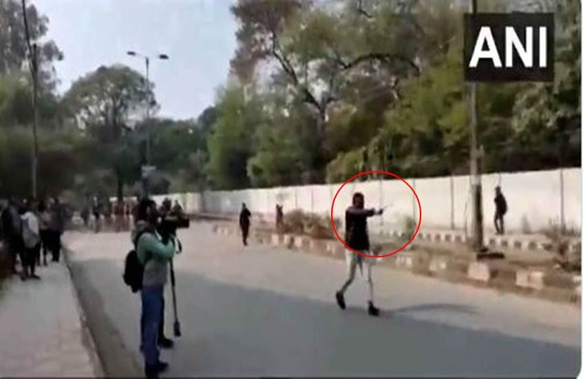 विधान की प्रस्तावना का पाठ पढ़ रहे हैं, गांधी वाली आजादी के नारे लगा रहे हैं। सड़क पर एक पुस्तकालय बना लिया है और वहां पढ़ाई कर रहे हैं। इन नारों को शिक्षा और नौकरी के सवालों से जोड़ रहे हैं। इससे त्रासद हालात और क्या होंगे कि देश के युवा ही दुश्मनों की तरह आमने-सामने खड़े हो गए। एक युवा दूसरे युवा पर गोली चला रहा है।