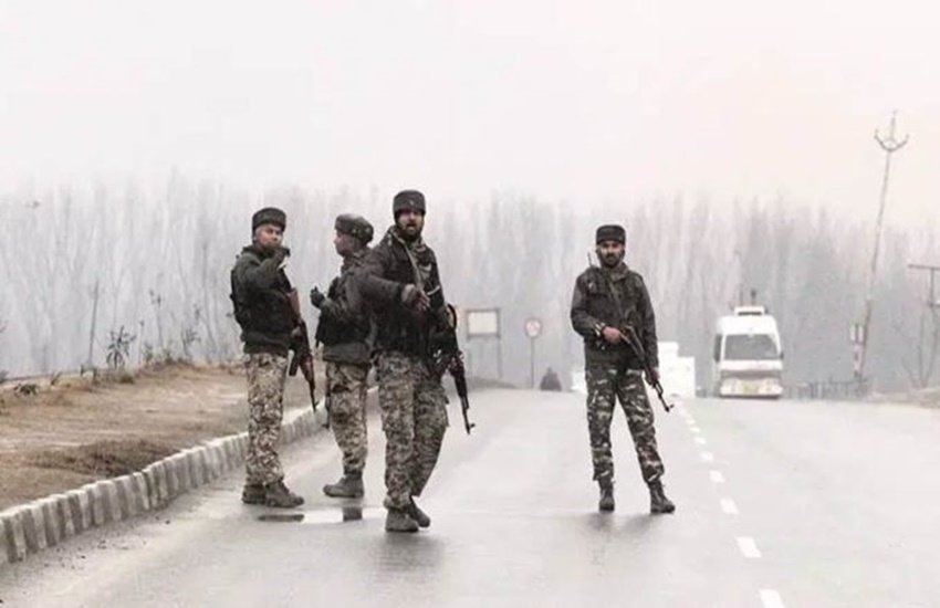 इनकी कार से हथियार भी बरामद किया गया है। प्रतीकात्मक तस्वीर। 