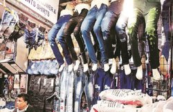 MP: बड़े ब्रैंड्स की नकली Jeans बनाने वाले गैंग का भंडाफोड़, क्राइम ब्रांच ने कहा- फर्जी लेबल लगा बेच रहे थे ब्रांडेड जींस