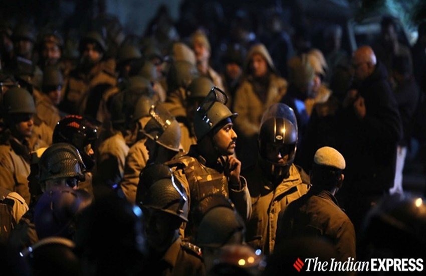 जेएनयू के नार्थ गेट पर मौजूद पुलिस (इंडियन एक्सप्रेस फोटो -अभिनव साहा)