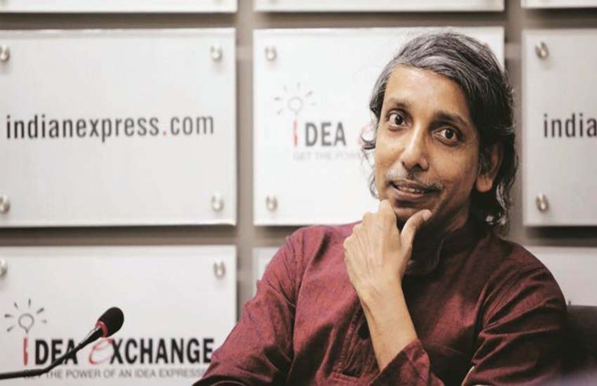 दिल्ली की जवाहरलाल नेहरू यूनिवर्सिटी (JNU) में फीस बढ़ाने का मुद्दा बीते कई दिनों से चर्चा में बना हुआ है। जेएनयू प्रशासन का कहना है कि छात्रों के हॉस्टल वगैराह की फीस बेहद कम है जिसे बढ़ाया जाना वक्त की जरूरत है वहीं छात्र इसका विरोध करते हुए सड़कों पर भी उतरे। प्रशासन और छात्रों के टकराव के बीच अब जेएनयू छात्रसंघ (JNUSU) ने विश्वविद्यालय के वाइस चांसलर एम. जगदीश कुमार के 2 सरकारी घर रखने का मुद्दा उठाते हुए उनपर निशाना साधा है।