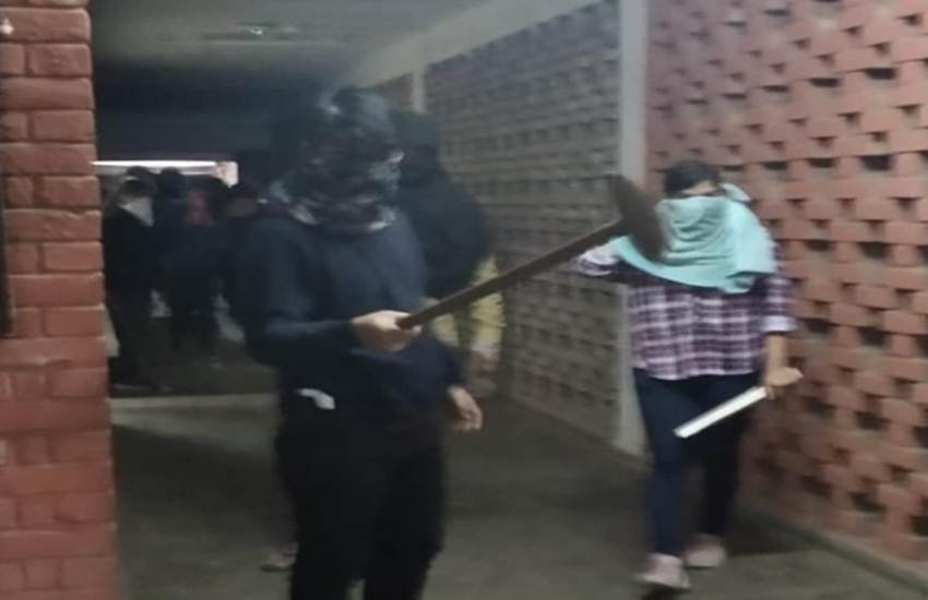 जेएनयू में नकाबपोशों ने किया छात्रों पर हमला। (image source-facebook/avinash chanchal)