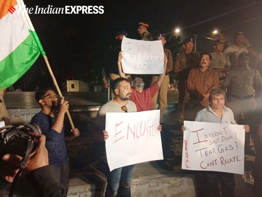 अनुराग कश्यप सरकार के खिलाफ सक्रियता से आवाज उठा रहे हैं। उन्होंने ट्वीट कर लिखा कि पीएम और देश के गृहमंत्री आतंकवादी हैं।